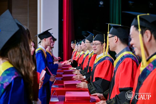 Consegna del certificato di laurea durante la Graduation ceremony presso l'Università di Tongji