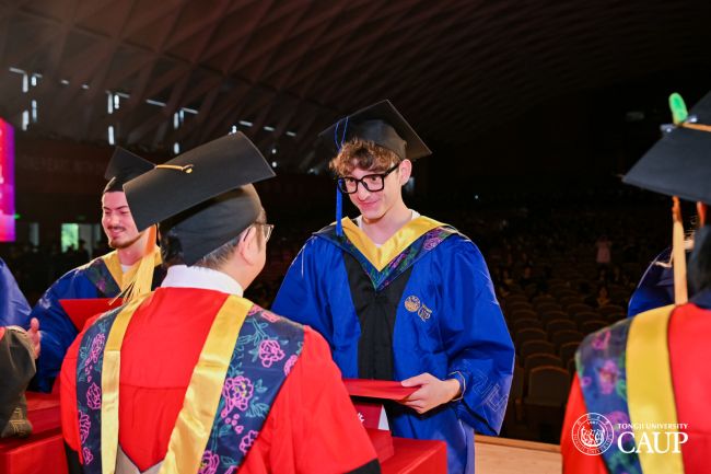 Consegna del certificato di laurea durante la Graduation ceremony presso l'Università di Tongji