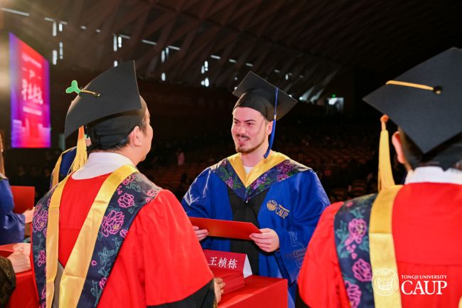 Consegna del certificato di laurea durante la Graduation ceremony presso l'Università di Tongji