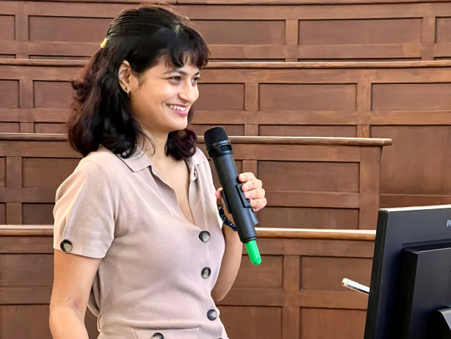 Chitra risponde alle domande della commissione di laurea