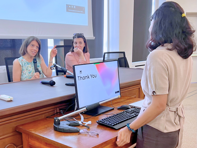 Chitra risponde alle domande della commissione di laurea