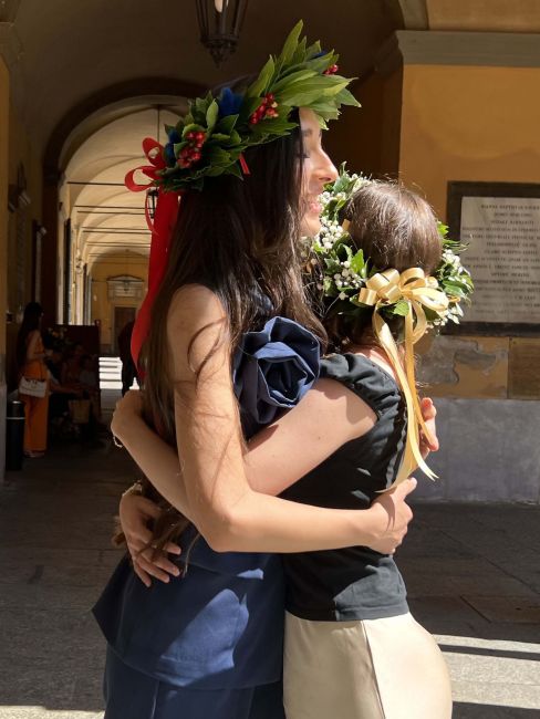 L'abbraccio tra Rebecca e Francesca, laureate in European Languages a Pavia