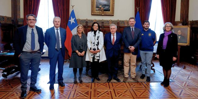 La delegazione all'Università del Cile nella Casa Central, dove è stata accolta dalla Prorettrice Dorotea López (foto di Alejandra Fuenzalida e Felipe Poga - Universidad de Chile).