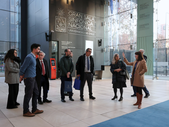 La delegazione ha visitato la Gran Sala Sinfónica Nacional, con una visita guidata da Cecilia Reyes (foto di Alejandra Fuenzalida e Felipe Poga - Universidad de Chile).