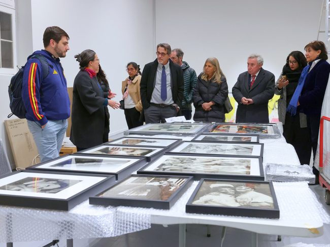 a delegazione ha visitato la mostra in allestimento "Colección MAC. Modulaciones de la imagen fotográfica", che celebra i 50 anni della fototeca (Foto di Alejandra Fuenzalida e Felipe Poga - Universidad de Chile)