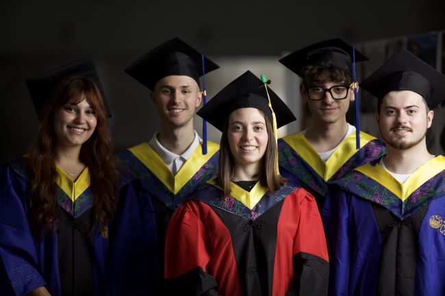 Prof.ssa Caterina Pietra con alcuni studenti per i quali ha fatto da "thesis co-supervisor"