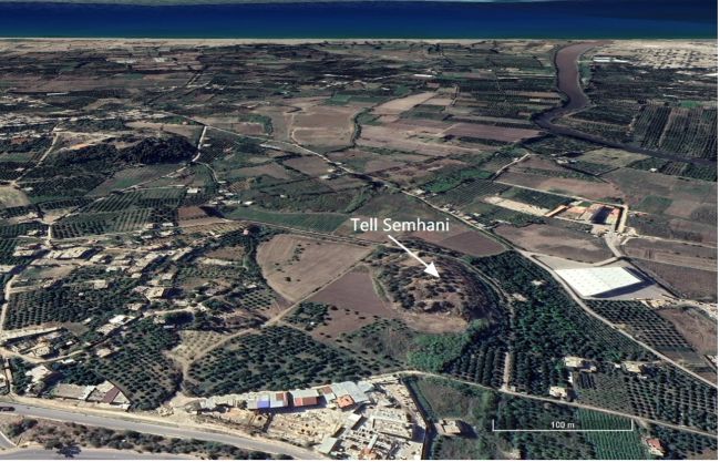 Foto aerea di Tell Semhani, nell’odierno territorio di Latakia in Siria, vicino alla riva meridionale del fiume Nahr al-Kabir