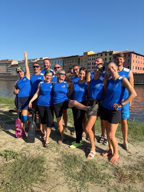 La squadra di dragon boat al completo