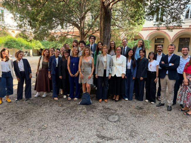 I partecipanti alla Summer School nel Cortile Sforzesco poco prima della consegna dei diplomi