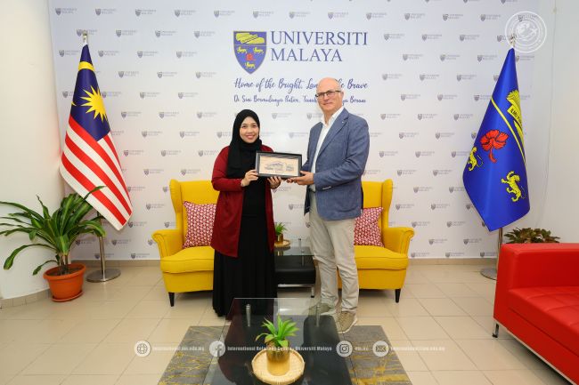 Marco Racchi e Zuliana Razali alla Universiti Malaya / Marco Racchi e Zuliana Razali at U-Malaya 