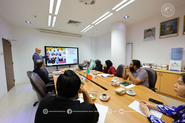 Il Prof. Racchi presenta UniPv a potenziali nuovi partner accademici in Malesia / Prof. Racchi presenting UniPv at potential new academic partners in Malaysia