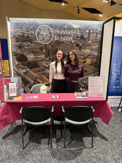 Lo stand UniPv con le rappresentanti dell'Ateneo