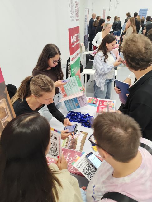 Visitatori allo stand UniPv durante la "QS Milan Master's Fair"
