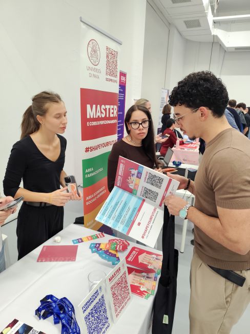 Visitatori allo stand UniPv durante la "QS Milan Master's Fair"